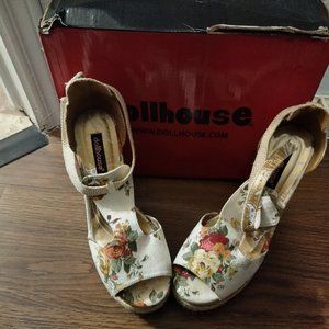 Dollhouse Tan/Cream Floral Wedges